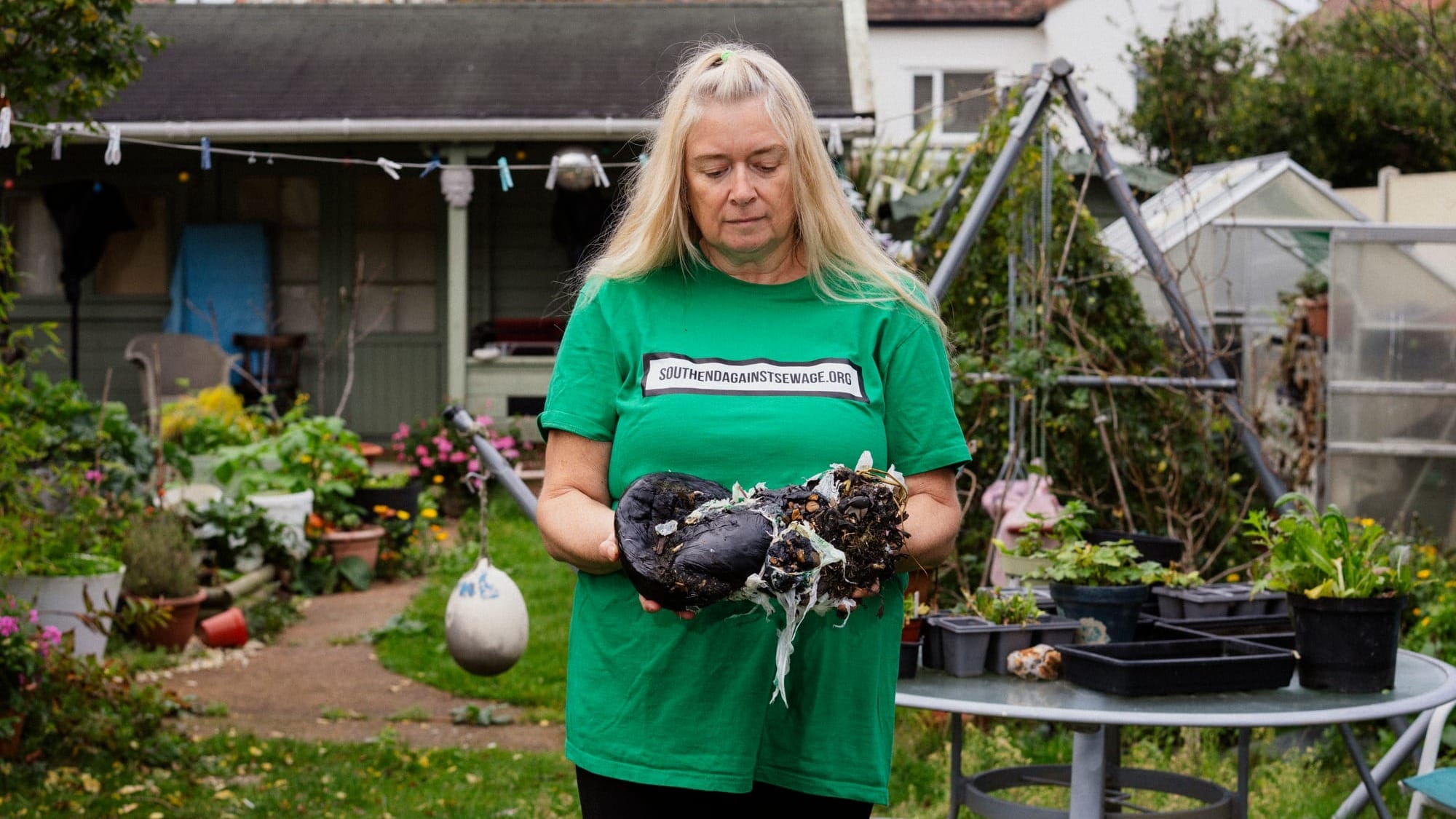 How 25,000 kilograms of ‘toxic’ tar was spilled in the Thames